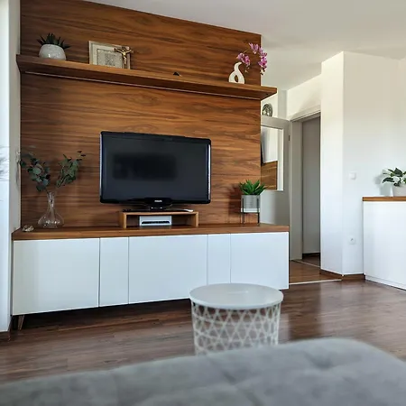 Daire Domen's Cozy
